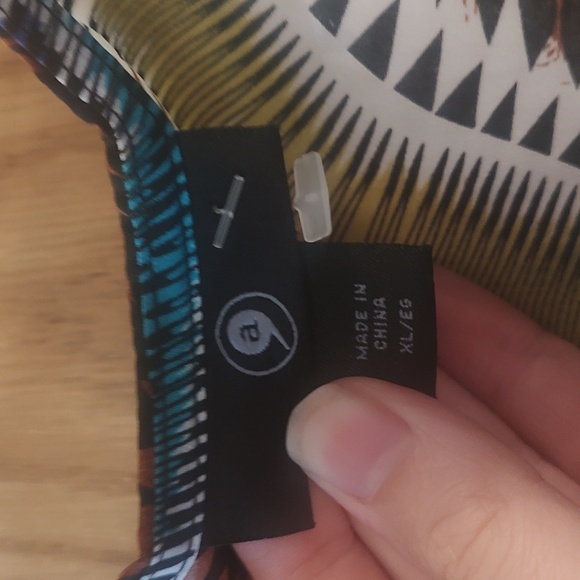 Pretty Shirt Size XL. - Picture 3 of 5